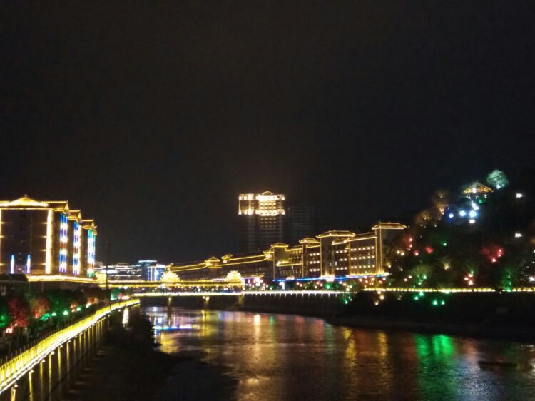 通道县沿河夜景.