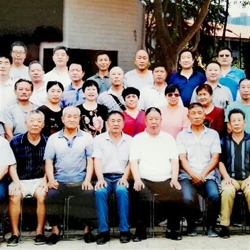 100. 99.杜小刚和苏占涛
   三句半
哥俩喜相逢，
手足情义浓，
哥哥听弟讲，
高兴。
因为...