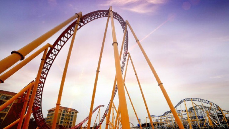 坐完闪电过山车我不这么想了,头晕的趴着半天没起来,好丢人