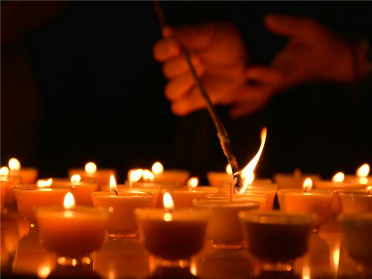 供一盏灯的功德真的不可思议,《譬喻经》中有一个公案说:惟卫佛涅槃