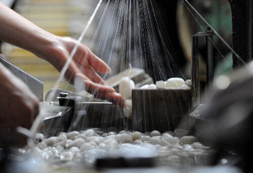 抽丝后制成被,等各种纺织品.