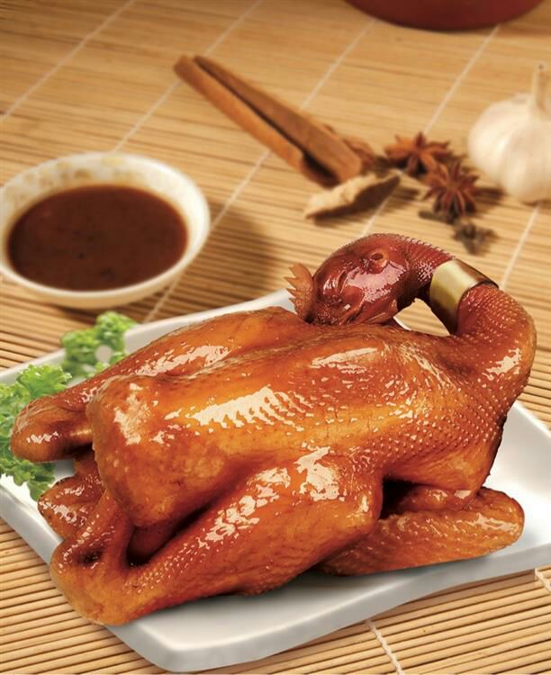 施尔得烧鸡,公司的主打产品,采用散养480天的柴鸡为原料,用老锅,老汤