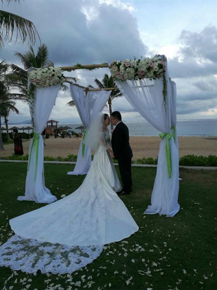 2017年5月14日娜娜在三亚理文索菲特度假酒店举行隆重的结婚仪式舅舅