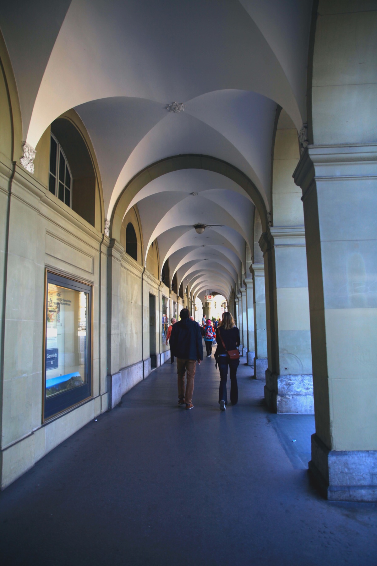 旧城区街两侧是带有拱廊的商店,拱廊结构独特.